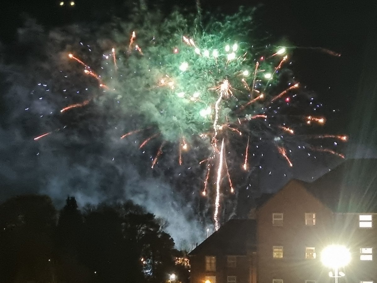 HalesowenWMP's tweet image. Halesowen officers have attended the firework display at Halesowen Cricket Ground, reminding the public to stay safe during these explosive events ! #rememberremember