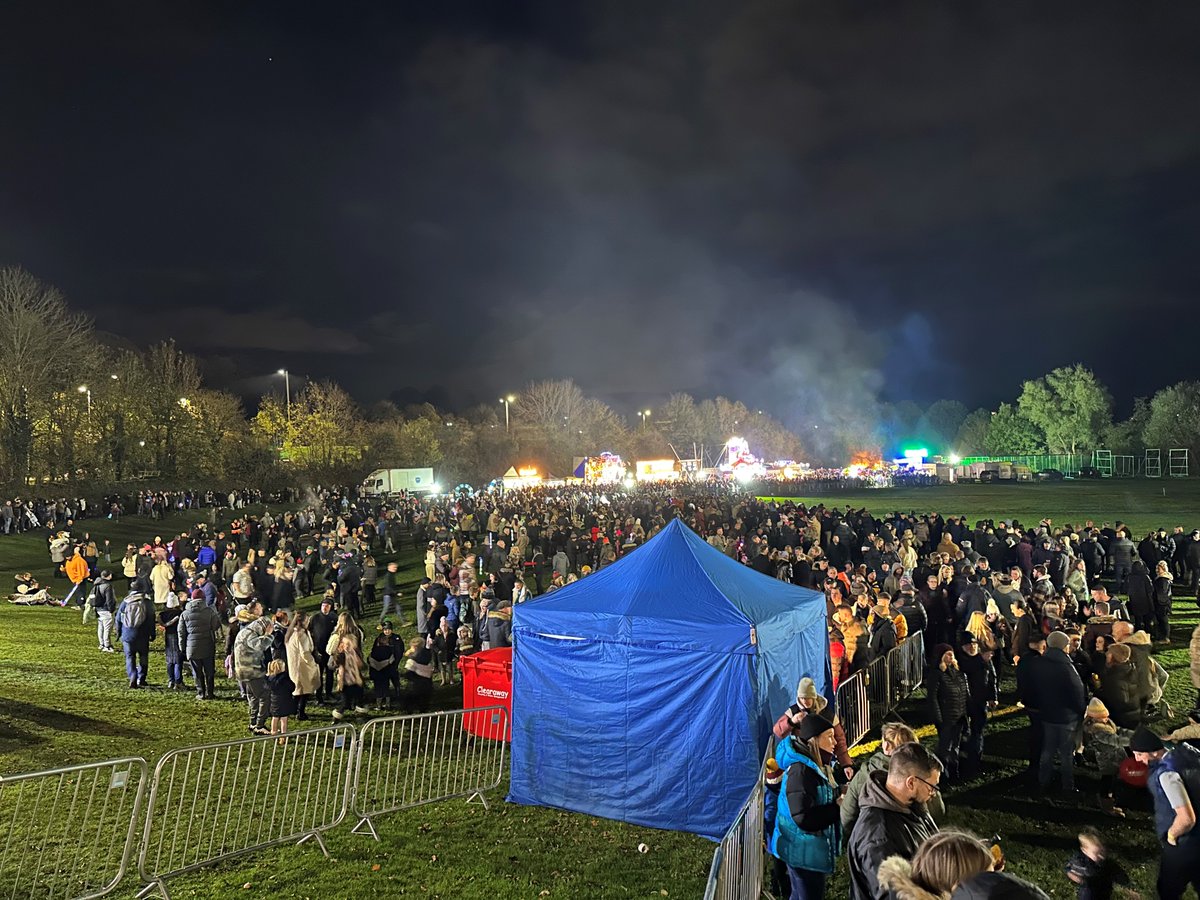 HalesowenWMP's tweet image. Halesowen officers have attended the firework display at Halesowen Cricket Ground, reminding the public to stay safe during these explosive events ! #rememberremember
