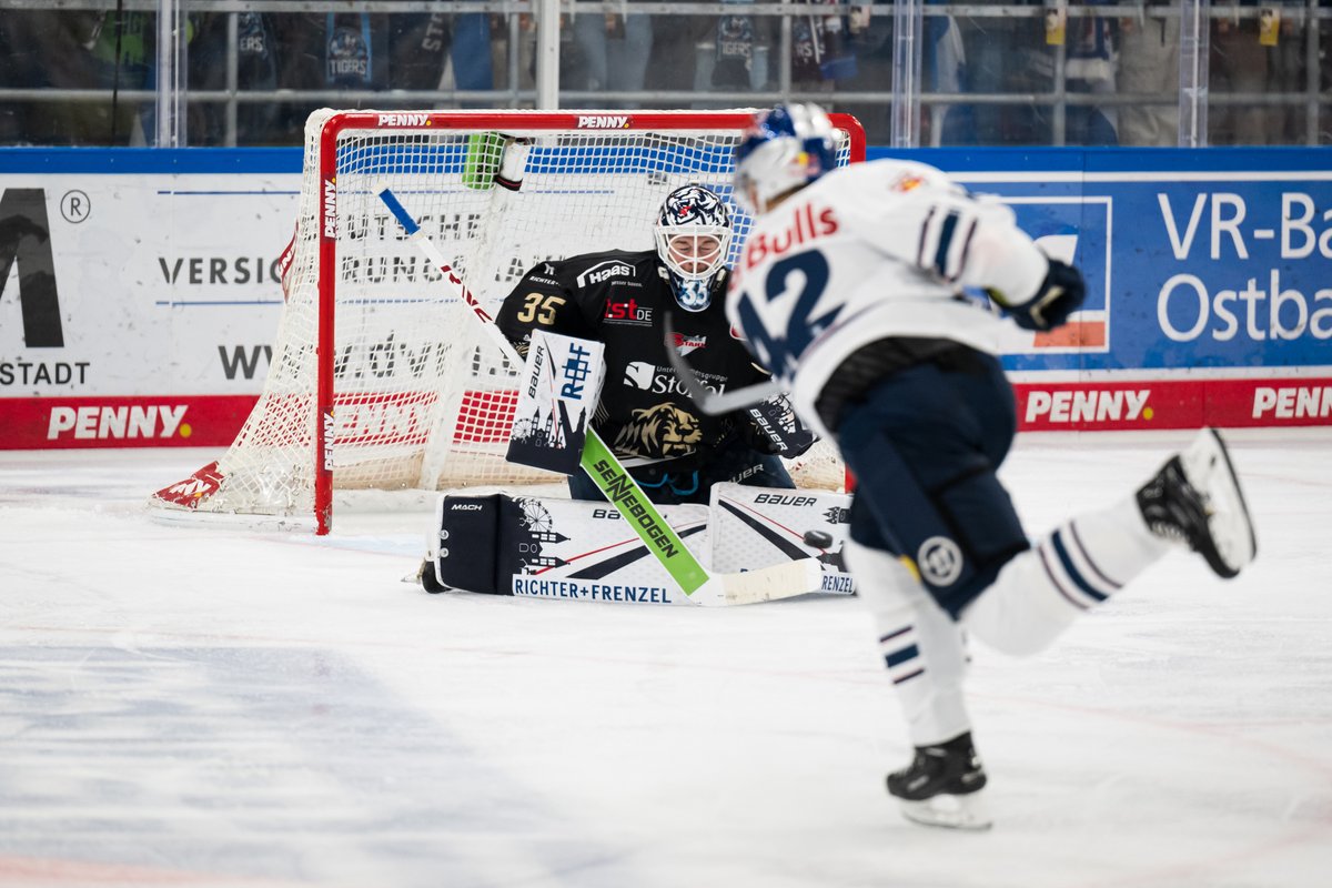 RedBullMuenchen's tweet photo. #STRvsRBM 0:1 (40.) 🏒
Das Duell ist weiter sehr heiß umkämpft. Zum Glück haben die #redbulls im zweiten Abschnitt das Tor gemacht. Aber wir ziehen etwas viele Strafen, wodurch die Tigers zu oft im Powerplay agieren dürfen. Bei gleicher Spieleranzahl lassen wir kaum was zu. https://t.co/1OQW9PgkuR