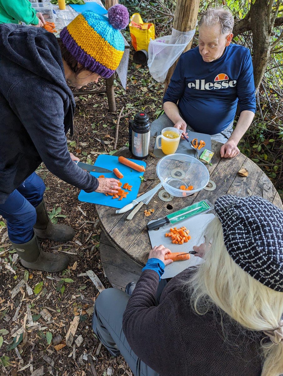 Fruitsforest16's tweet photo. Green social prescribing really is life changing. Supporting the great work of @Ekho_Collective cooking on the fire, growing, preparing &amp; sharing the food has such huge benefits. Such a heartwarming afternoon. @DudleyCVS  #socialprescribing https://t.co/G1TEVqXayj