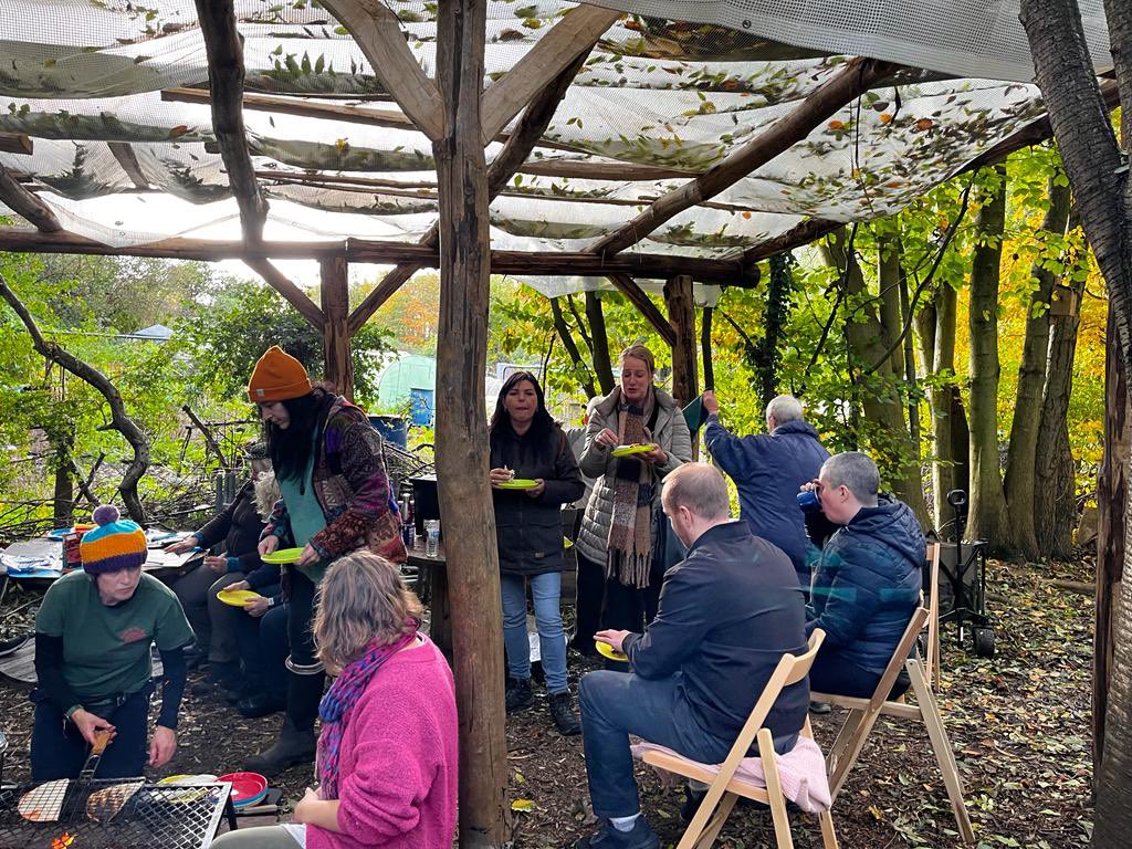 Fruitsforest16's tweet photo. Green social prescribing really is life changing. Supporting the great work of @Ekho_Collective cooking on the fire, growing, preparing &amp; sharing the food has such huge benefits. Such a heartwarming afternoon. @DudleyCVS  #socialprescribing https://t.co/G1TEVqXayj