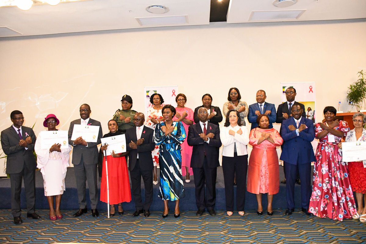 La  10e édition d'#Octobrerose a rendu ces chiffres à #Libreville devant la 1ère dame,𝐙𝐢𝐭𝐚 𝐎𝐥𝐢𝐠𝐮𝐢 𝐍𝐠𝐮𝐞𝐦𝐚. 𝟐𝟗𝟕𝟕𝟔 𝐟𝐞𝐦𝐦𝐞𝐬 𝐬𝐞𝐧𝐬𝐢𝐛𝐢𝐥𝐢𝐬𝐞́𝐞𝐬 𝟕𝟓𝟐 𝐜𝐚𝐬 𝐬𝐮𝐬𝐩𝐞𝐜𝐭𝐬; 𝟓𝟓𝟐 𝐜𝐚𝐬 𝐩𝐫𝐨𝐛𝐚𝐛𝐥𝐞𝐬 et 𝟏𝟒𝟎𝟎 𝐜𝐚𝐬 pris en charge <a href="/cnamgs/">CNAMGS</a>