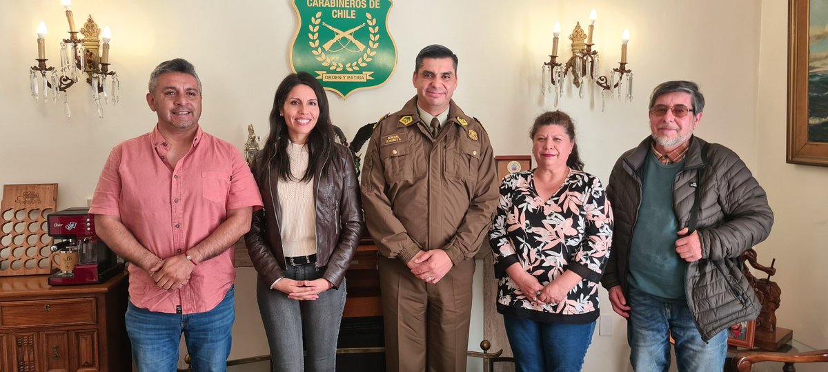 CarabLosRios's tweet photo. Para coordinar materias de seguridad,  Jefe de Zona #LosRíos, General Patricio Faunes se reunió con Senadora María José Gatica y con vecinos del sector #LasAnimas  y del Barrio #Collico. 
#LaPrevenciónEsNuestraEsencia https://t.co/1FChVLUCim