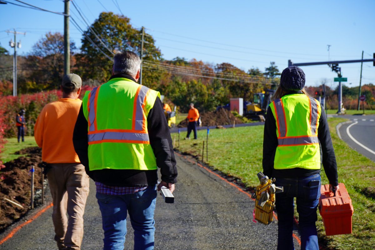 TownofWindsorCT's tweet photo. 🚧 Our skilled Public Works and Engineering Teams are partnering to install and pave a brand-new walkway at the corner of Dayhill Rd and Prospect Hill Rd.
🛠️ This project connects a gap between two existing sidewalks, enhancing accessibility and ensuring safety.
#WindsorAtWork https://t.co/9iBqW61ZN3