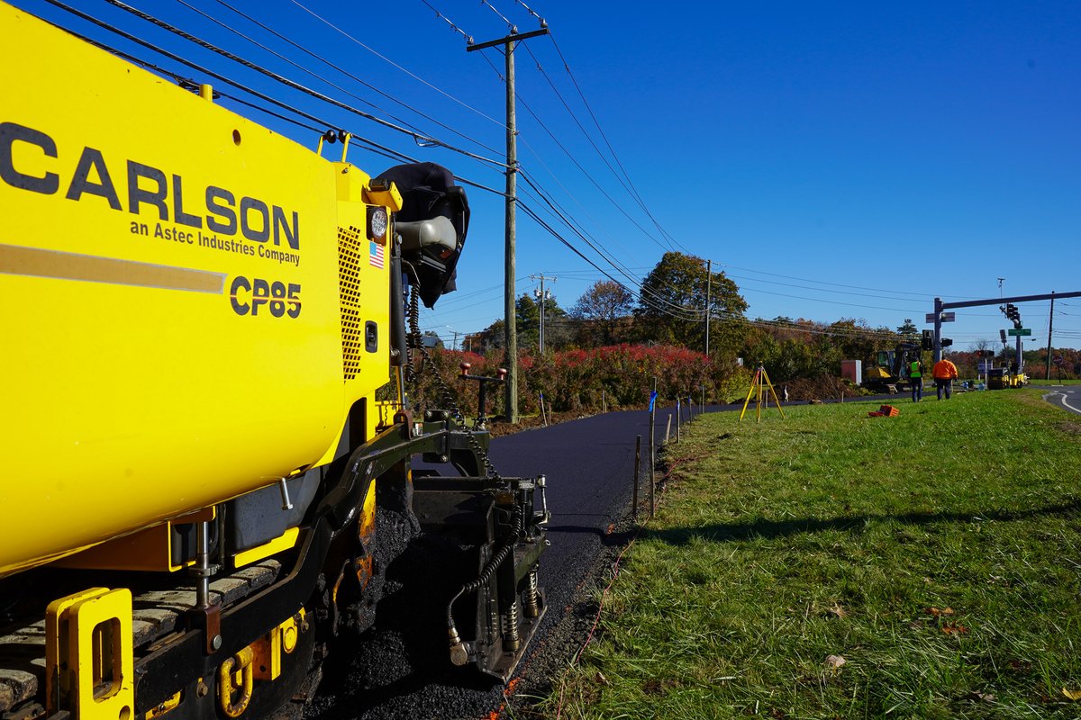 TownofWindsorCT's tweet photo. 🚧 Our skilled Public Works and Engineering Teams are partnering to install and pave a brand-new walkway at the corner of Dayhill Rd and Prospect Hill Rd.
🛠️ This project connects a gap between two existing sidewalks, enhancing accessibility and ensuring safety.
#WindsorAtWork https://t.co/9iBqW61ZN3