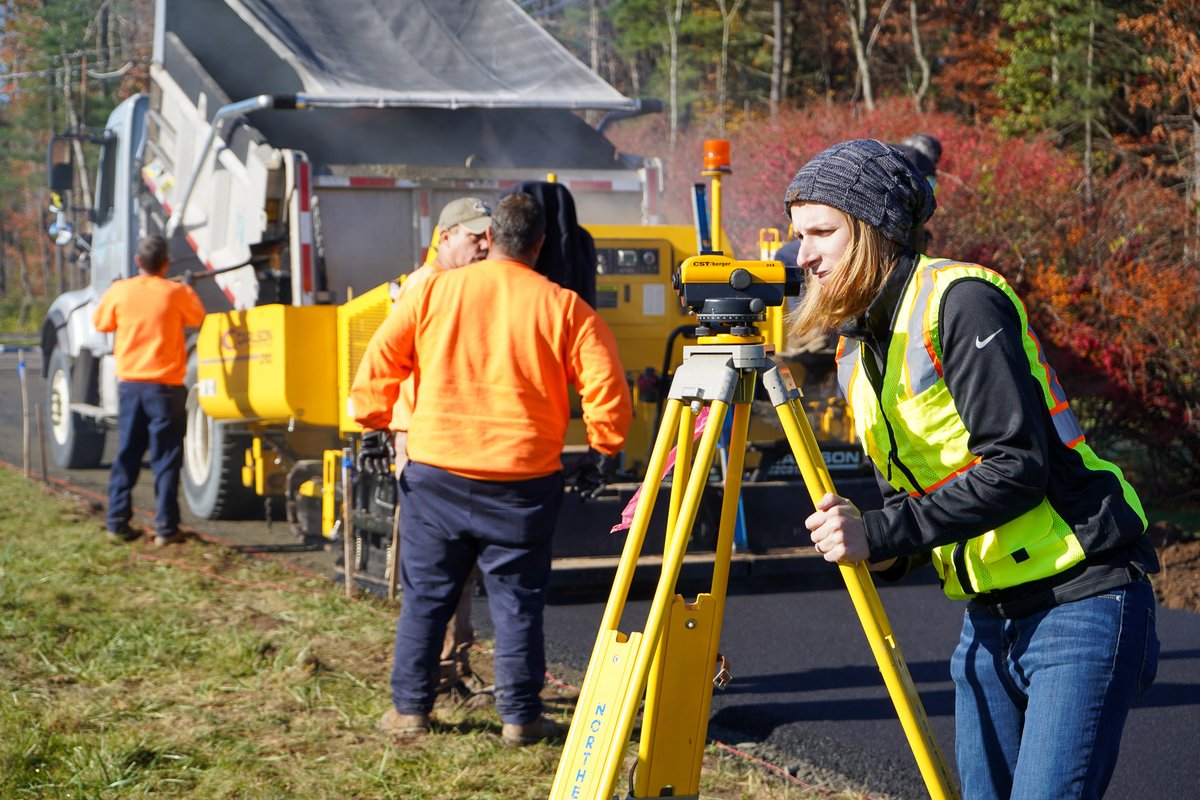 TownofWindsorCT's tweet photo. 🚧 Our skilled Public Works and Engineering Teams are partnering to install and pave a brand-new walkway at the corner of Dayhill Rd and Prospect Hill Rd.
🛠️ This project connects a gap between two existing sidewalks, enhancing accessibility and ensuring safety.
#WindsorAtWork https://t.co/9iBqW61ZN3