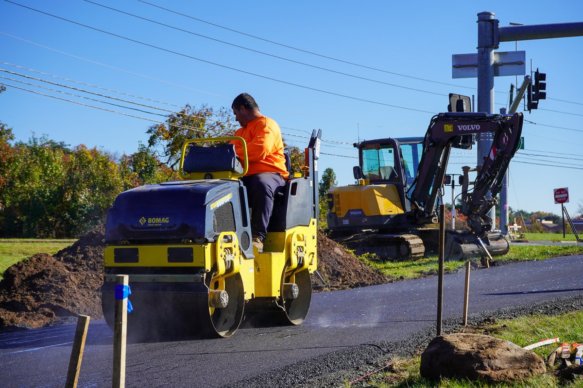 TownofWindsorCT's tweet photo. 🚧 Our skilled Public Works and Engineering Teams are partnering to install and pave a brand-new walkway at the corner of Dayhill Rd and Prospect Hill Rd.
🛠️ This project connects a gap between two existing sidewalks, enhancing accessibility and ensuring safety.
#WindsorAtWork https://t.co/9iBqW61ZN3