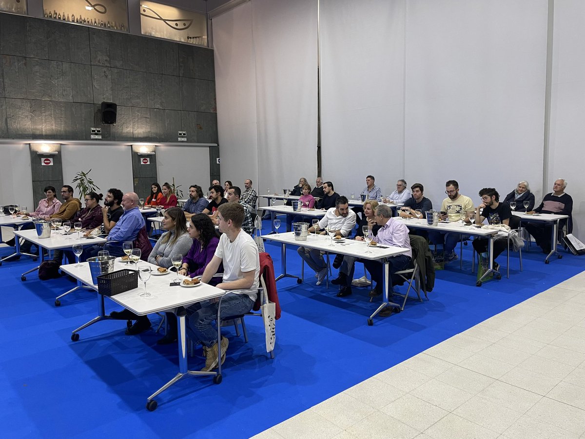 CRDOValdeorras's tweet image. En estos momentos, se está celebrando en @XANTAREXPO una degustación de vinos 🍷 de Valdeorras maridados con platos 🍽️ tradicionales de nuestra comarca, organizada por el GDR Valdeorras.
#EmpanadadeCostrelas
#EmpanadadeMaravallas
#Botelo
#Codillo
#CorderoAsado
#TerneraGuisada