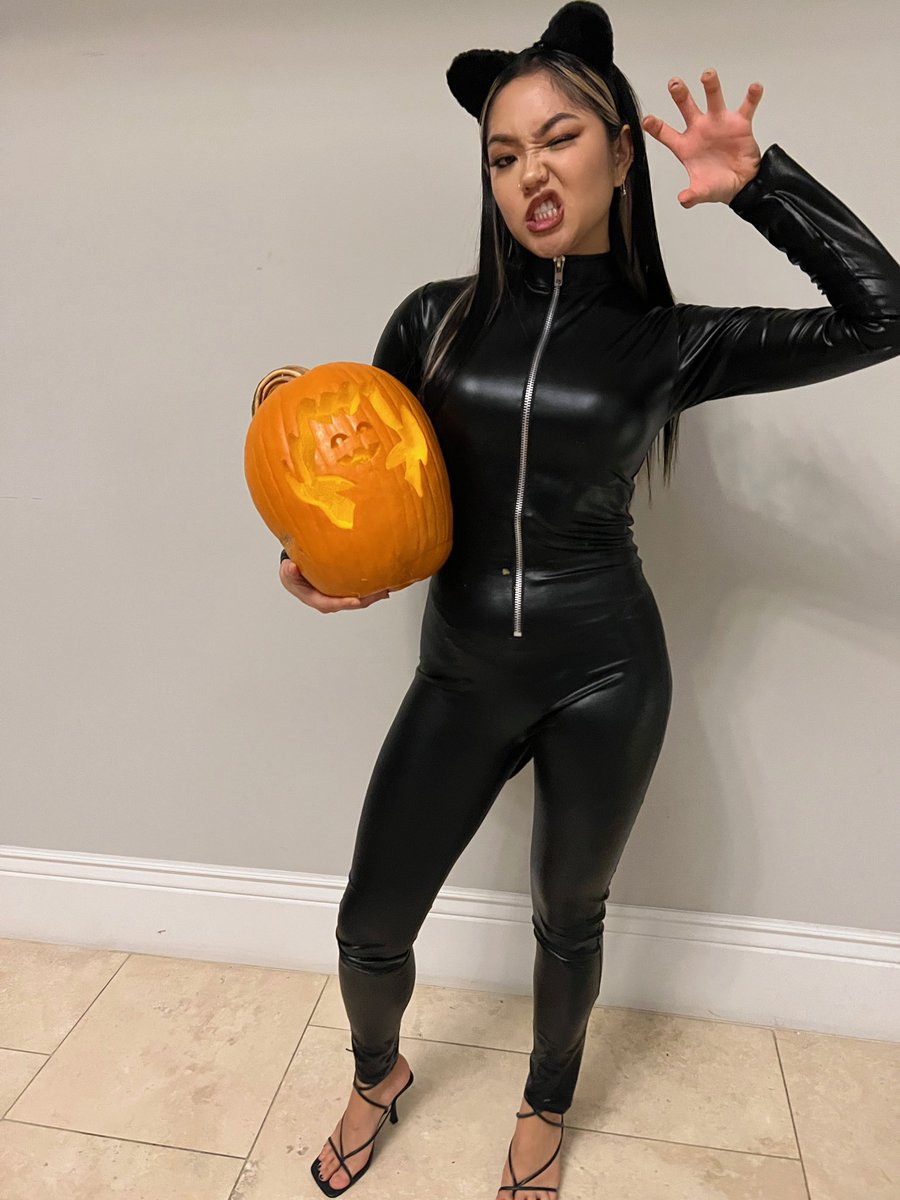 CBSBigBrother's tweet photo. Halloween in the #BB25 jury house! Who’s costume do you like the best? https://t.co/YDqpGkY8me