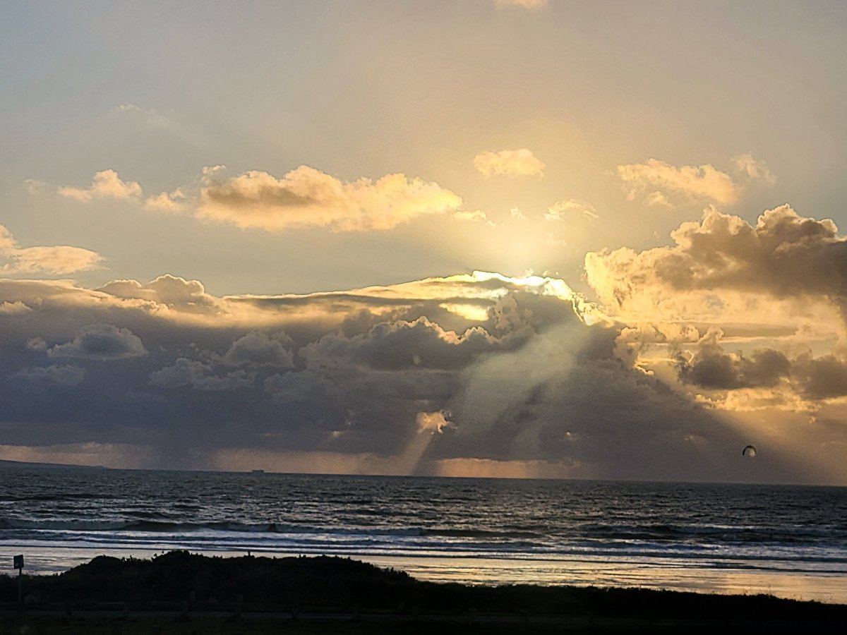 julielvsmusic's tweet photo. Love the different clouds in the photo I took today.  #sunset #restbay #wales @BBCWthrWatchers @DerekTheWeather @Ruth_ITV @itvweather  @metoffice #news https://t.co/4bV31YjNtS