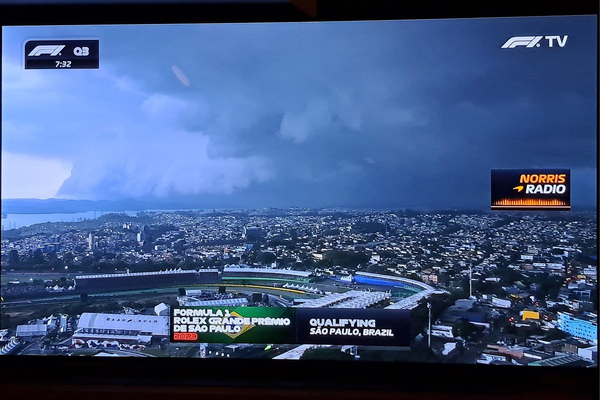 Het ging goed los boven het circuit van Brazilië aan het einde van de kwalificatie. Ondanks dat ik een stormgekkie ben, zou ik daar niet graag als toeschouwer zitten als dit weer eraan komt. Jij dan?
#BrazilianGP #brazilGP #GPBrasil #formula1 #F1
