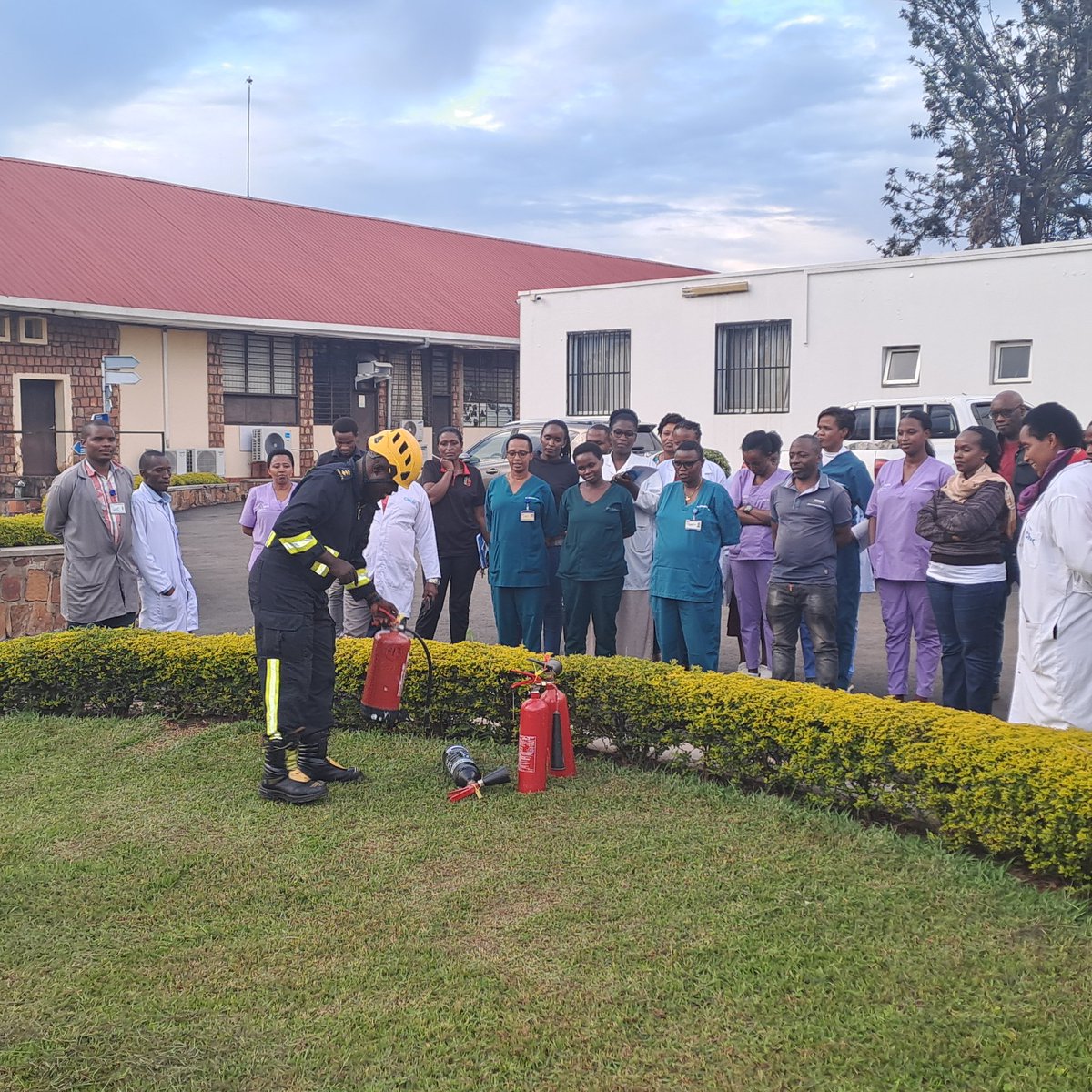 Today, @HospitalChuk staff concluded a 1day training in partnership with @RwandaEmergency and @Rwandapolice /fire brigade to equip CHUK workforce on emergency response & desaster management , which has been a global issue.