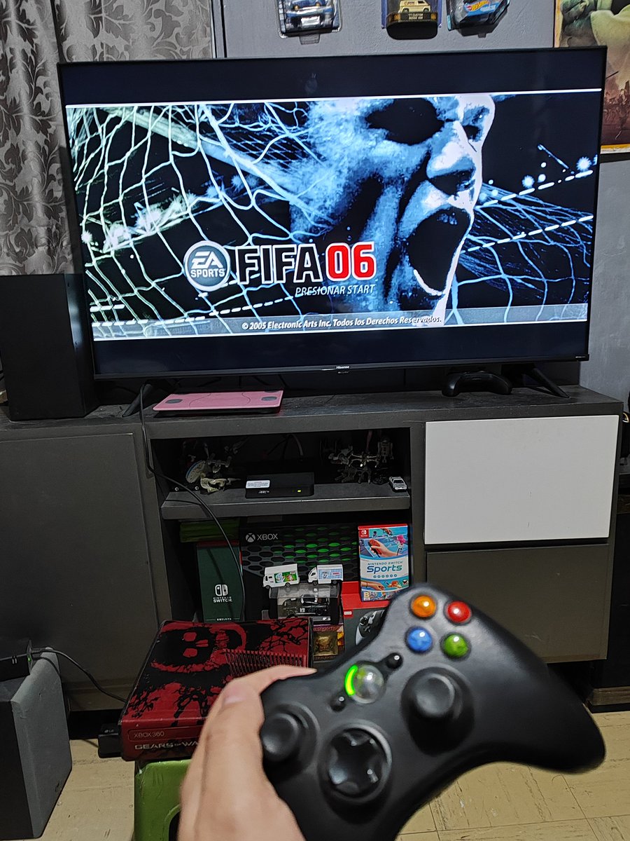 Tortas_McFly's tweet photo. De nuevo volvimos en el tiempo, jugando al #FIFA06 de #Xbox original https://t.co/k9fWaWhKq7
