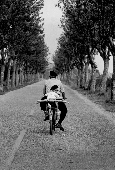 PerseusLeGrand's tweet photo. En 1955, Elliott Erwitt immortalise un moment typiquement français.  

Une photographie emblématique ! https://t.co/s4FbqXJe6w