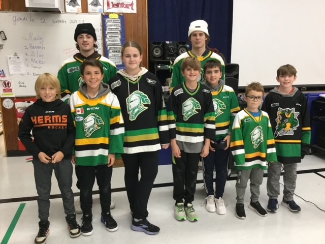 Les élèves étaient HEUREUX d'accueillir deux joueurs des London Knights !