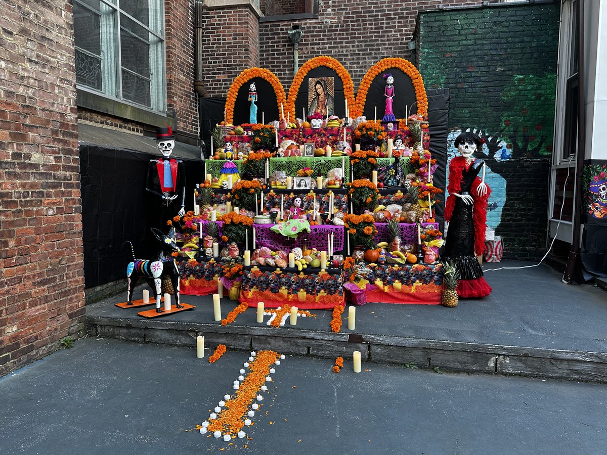 Gracias a todos por asistir a nuestro tercer evento anual del Día de Muertos.
Nos lo pasamos genial y esperamos que vosotros también. Esperamos volver a verlos el año que viene.