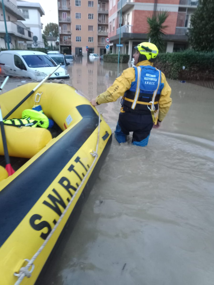 Al lavoro da quasi 24 ore sui territori colpiti dall'#alluvione. Volontari di #protezionecivile e operatori del soccorso continuano ancora in queste ore le attività di assistenza, ricerca e soccorso. Massima attenzione ancora nelle prossime ore.
[#3novembre ore 21]