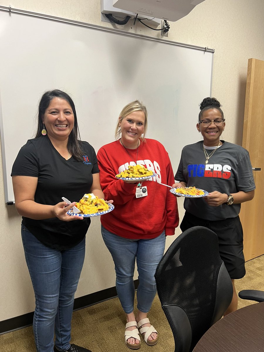 TxHillPrincipal's tweet image. THANK YOU to all the coaches, especially our @TexHillMS coaches, for the positive impact you make on young people every day!!!  💙❤️💙 #RootEdTexHill @AthTex @TexHillBoysAth @CoachFernandez_ @coachmaxwell_ @NeisdAthletics @NeisdPE_Health @CoachYoungWins @steelydavetx @amirel88