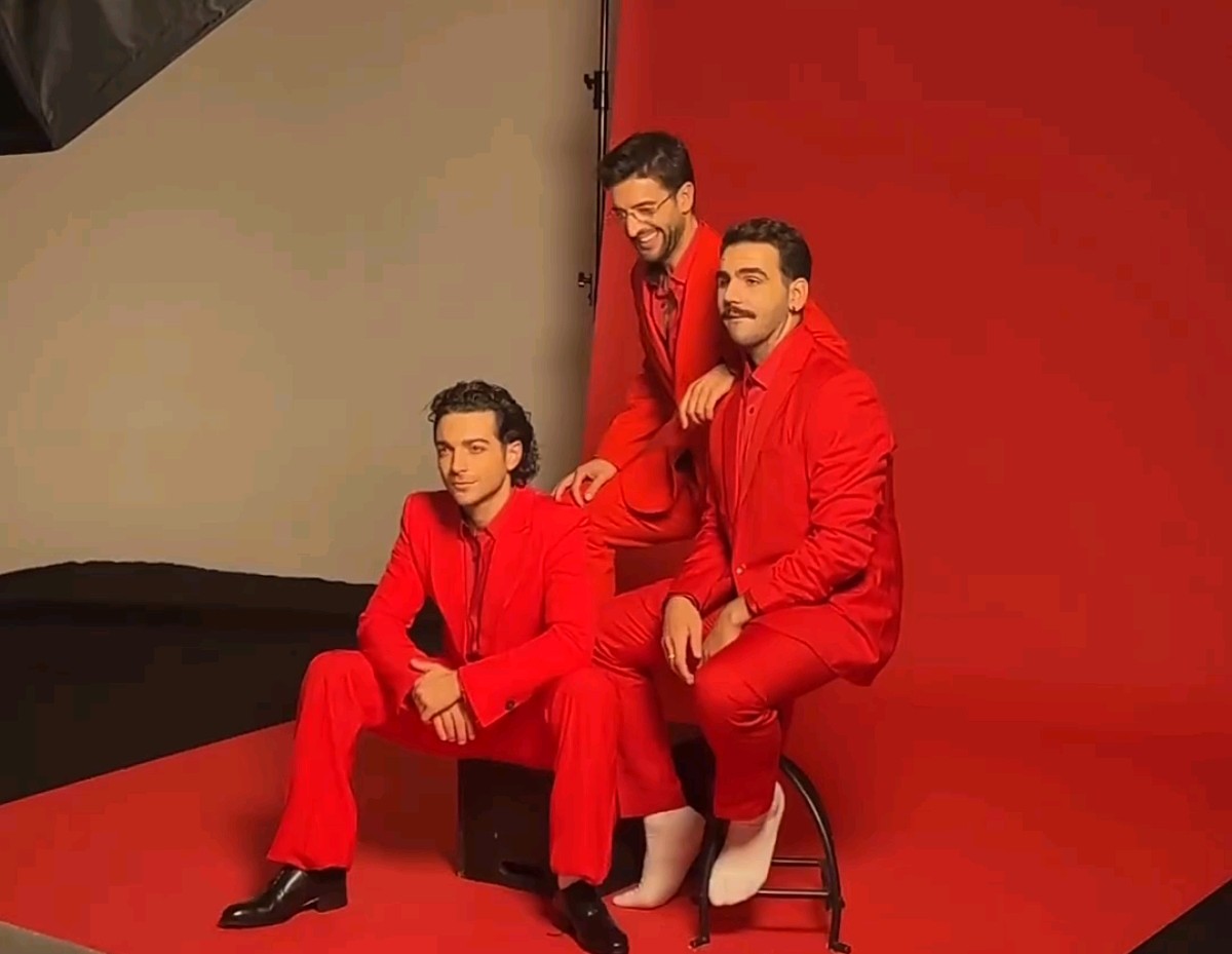 ilvoloversinte's tweet photo. Rosso emozione ✨

@ilvolo #4xmas

📸 #screenvideo

#pierobarone #ignazioboschetto #gianlucaginoble #ilvolo #ilvoloversinternational #ilvolovers https://t.co/8GHCj5L4pk