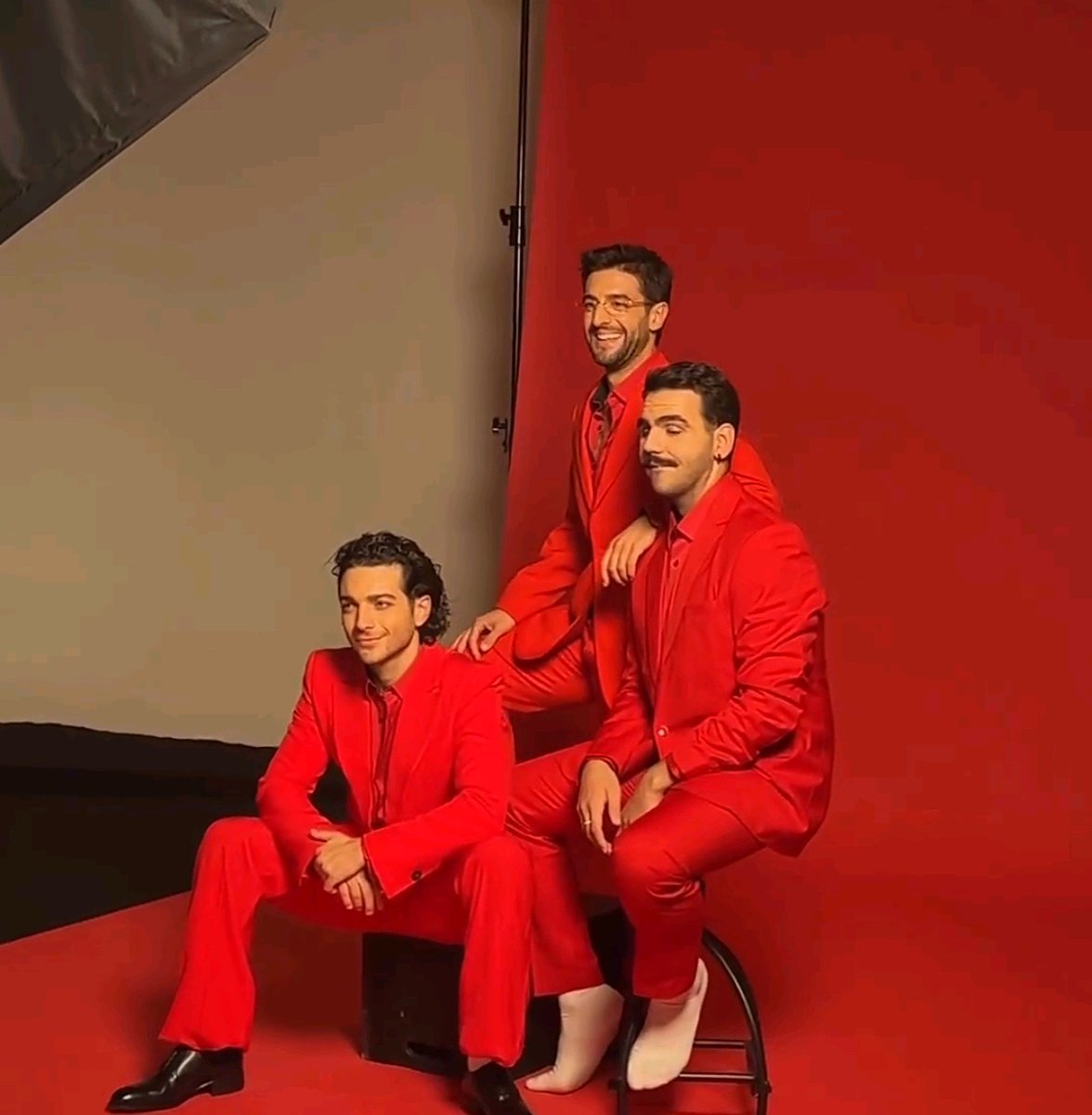 ilvoloversinte's tweet photo. Rosso emozione ✨

@ilvolo #4xmas

📸 #screenvideo

#pierobarone #ignazioboschetto #gianlucaginoble #ilvolo #ilvoloversinternational #ilvolovers https://t.co/8GHCj5L4pk