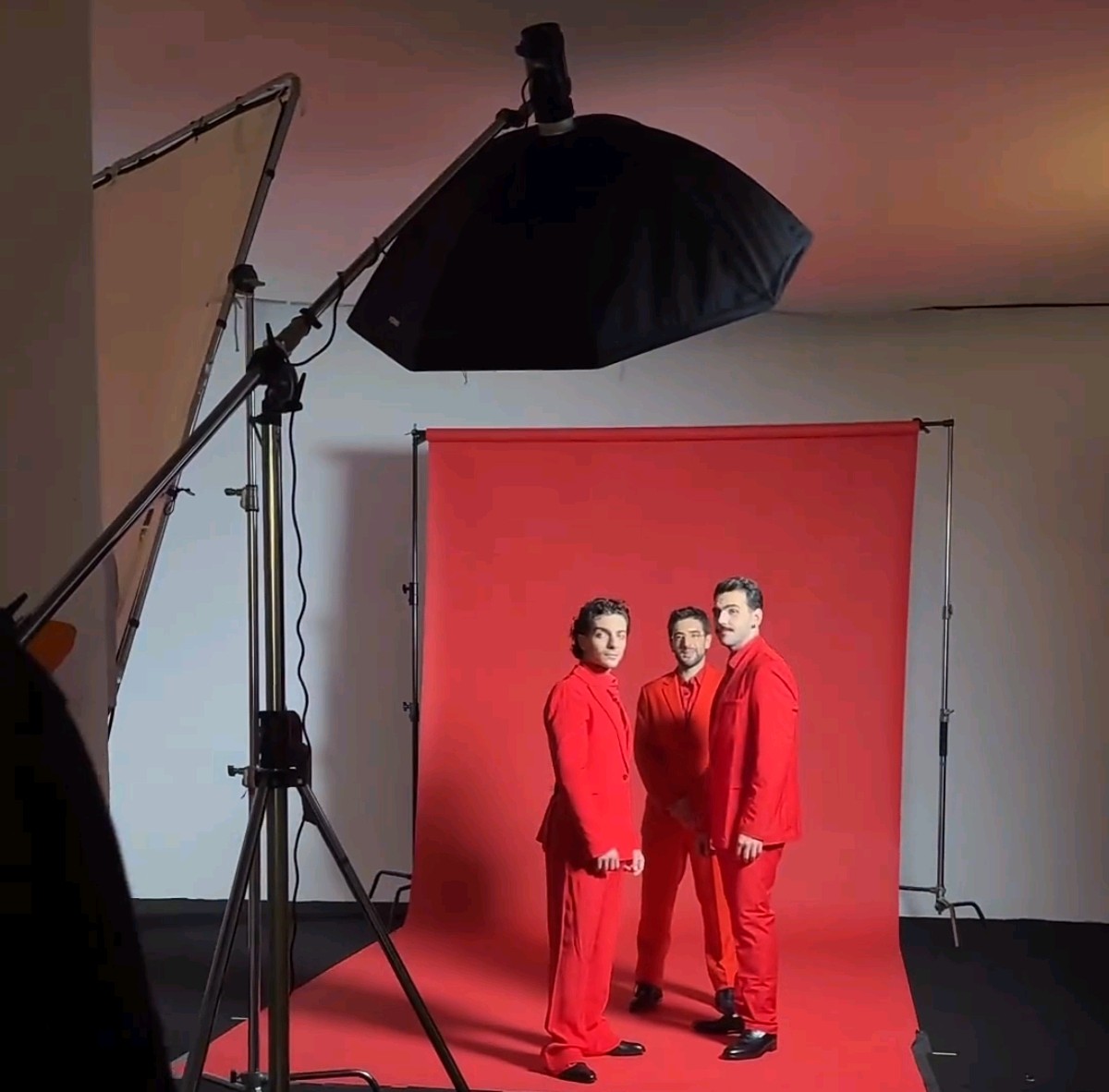 ilvoloversinte's tweet photo. Rosso emozione ✨

@ilvolo #4xmas

📸 #screenvideo

#pierobarone #ignazioboschetto #gianlucaginoble #ilvolo #ilvoloversinternational #ilvolovers https://t.co/8GHCj5L4pk