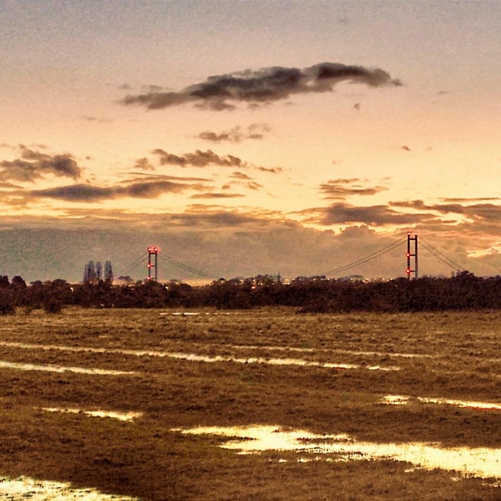 HullImages's tweet photo. Anlaby Common on my way home from work tonight. With the Humber Bridge in the background.
#hull #yorkshire #travel #sunset #humberbridge #sky #commonland https://t.co/CP1BkprTWL