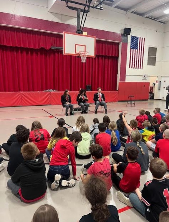 ple_spartans's tweet photo. After the awesome assembly today, 3 members of THE Ohio State marching band joined our 4th graders for a great discussion! Big thanks to Mr. Snyder for arranging such a great experience for our students! #Gobucks
#BDBITL #spartansadvance #spartanstrong https://t.co/v2uLSnhWW4