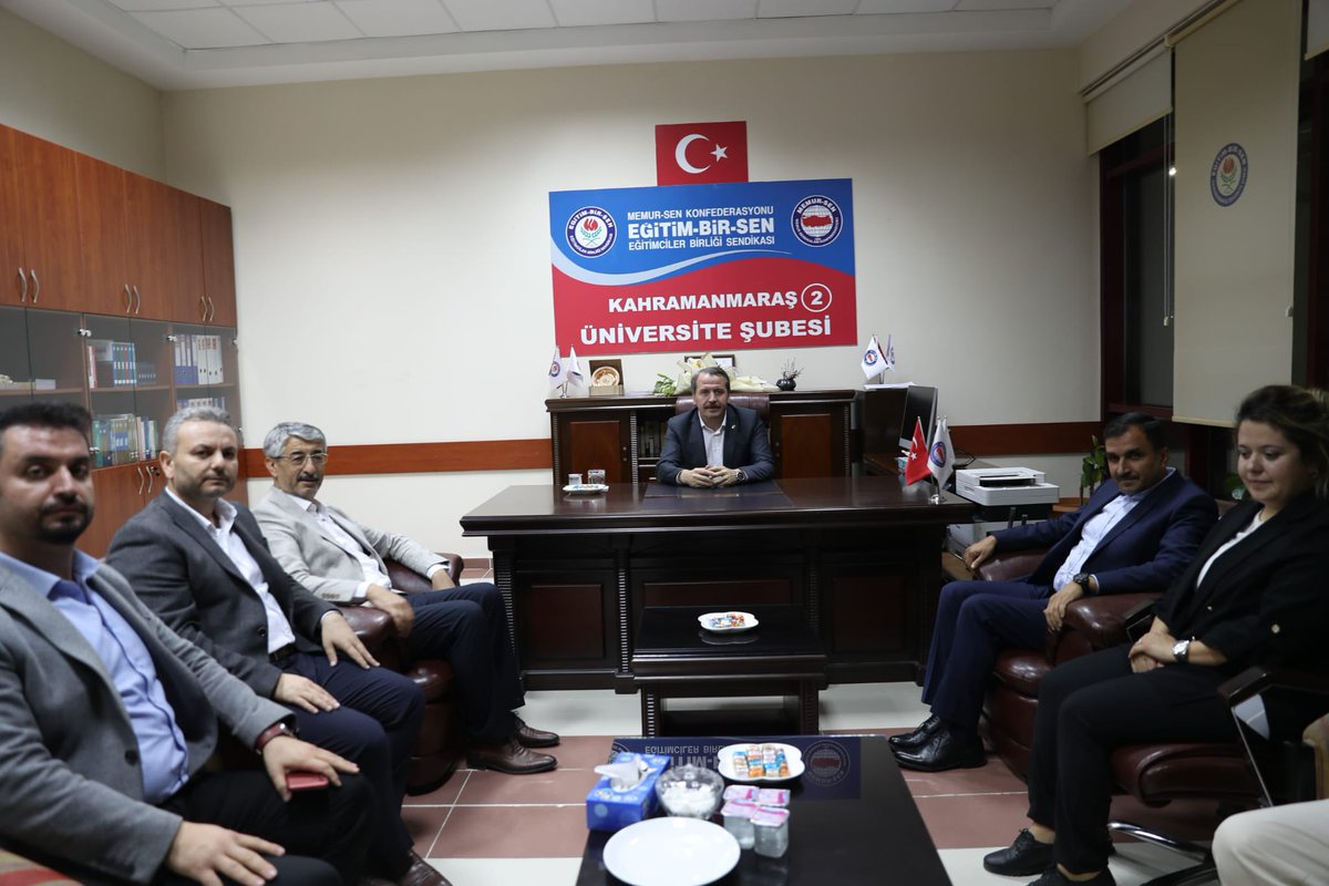 _aliyalcin_'s tweet photo. Memur-Sen Kahramanmaraş İl Temsilciliğimizi ve Eğitim-Bir-Sen Şubelerimizi ziyaret ettik.

Depremin yaralarını sarmak için fedakarlığı esirgemeyen, dayanışmayı öne çıkaran ve herkesin adresi haline gelen teşkilatlarımız umudu artırıyor.

Memur-Sen İl Temsilcimiz Mehmet Çetin’in  şahsında tüm teşkilat liderlerimizi kutluyorum.
 
Allah teşkilatlarımızı var, milletimizi bahtiyar, devletimizi payidar eylesin.