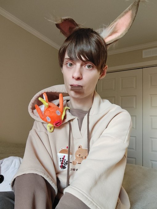 Happy femboy Friday :3 !~  Please remember to feed some chocolate to your favorite bunny 🍫💚 https://t