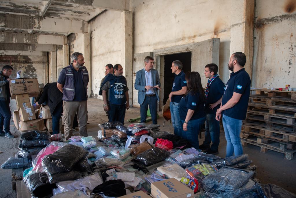 CascosBlancos's tweet photo. Regresó la misión humanitaria argentina 🇦🇷 en Armenia 🇦🇲 que completó las tareas acordadas por @santiagocafiero y @sabinafrederic con la @armembargentina y con las organizaciones comunitarias que enviaron 10 toneladas de donaciones para las y los desplazados de Nagorno-Karabaj. https://t.co/gzOTNY6Jtz