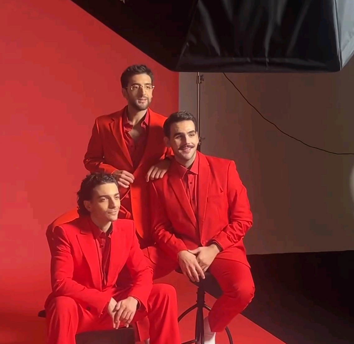 ilvoloversinte's tweet photo. Rosso emozione ✨

@ilvolo #4xmas

📸 #screenvideo

#pierobarone #ignazioboschetto #gianlucaginoble #ilvolo #ilvoloversinternational #ilvolovers https://t.co/mscfZZvrwS