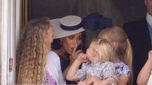 RestingDollface's tweet photo. @MeghansMole 2022 it’s time to STEAL attention at the #PlatinumJubilee!
- rolling down her bullet proof window, so she could be photographed Bc #Security
- shushing the cousins Bc the #IGLBW needs to be pap’d
- oh look. No balcony for you, Meg! https://t.co/nuynFyo1ep