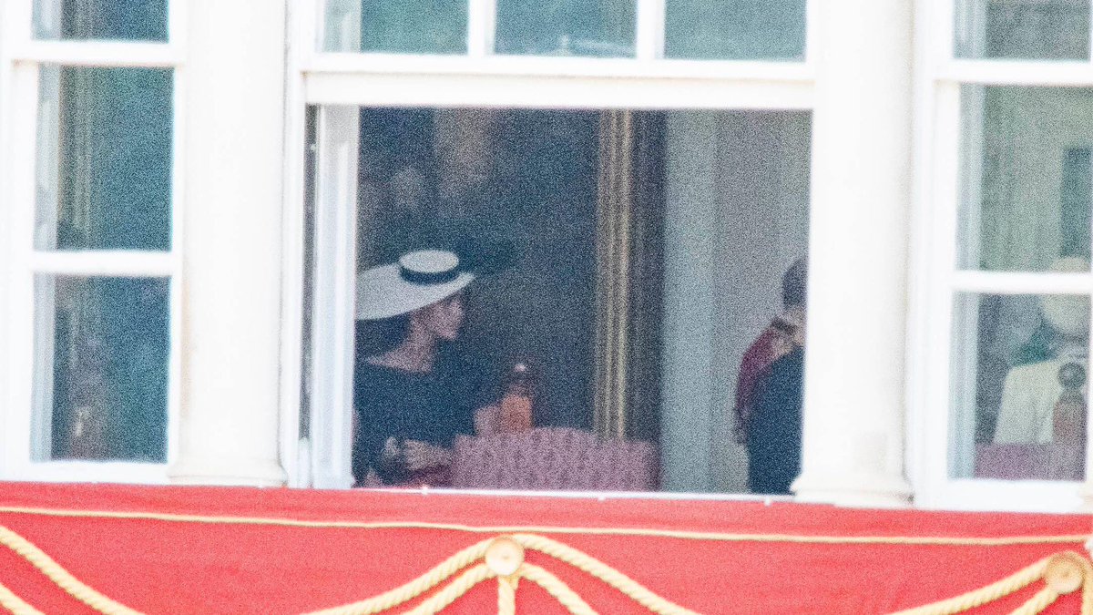 RestingDollface's tweet photo. @MeghansMole 2022 it’s time to STEAL attention at the #PlatinumJubilee!
- rolling down her bullet proof window, so she could be photographed Bc #Security
- shushing the cousins Bc the #IGLBW needs to be pap’d
- oh look. No balcony for you, Meg! https://t.co/nuynFyo1ep