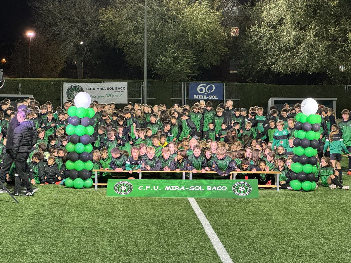 CEESC (@coordinadorastc) on Twitter photo Aquesta tarda hem passat una bona estona a la presentació del <a href="/cfumirasolbaco/">CFU Mira-sol Baco</a> i amb <a href="/josepmvalles/">Josep Maria Vallès</a> , mes 400 nois i noies han estrenar la nova gespa i han jugat un partiste amb els <a href="/KingsLeague/">Kings League Spain</a> <a href="/PIO_FC/">PIO FC</a> .
Moltes gràcies en Joan Salabert i la nostre Eva Fernandez per l’invitacio. Aquesta tarda hem passat una bona estona a la presentació del <a href="/cfumirasolbaco/">CFU Mira-sol Baco</a> i amb <a href="/josepmvalles/">Josep Maria Vallès</a> , mes 400 nois i noies han estrenar la nova gespa i han jugat un partiste amb els <a href="/KingsLeague/">Kings League Spain</a> <a href="/PIO_FC/">PIO FC</a> .
Moltes gràcies en Joan Salabert i la nostre Eva Fernandez per l’invitacio.