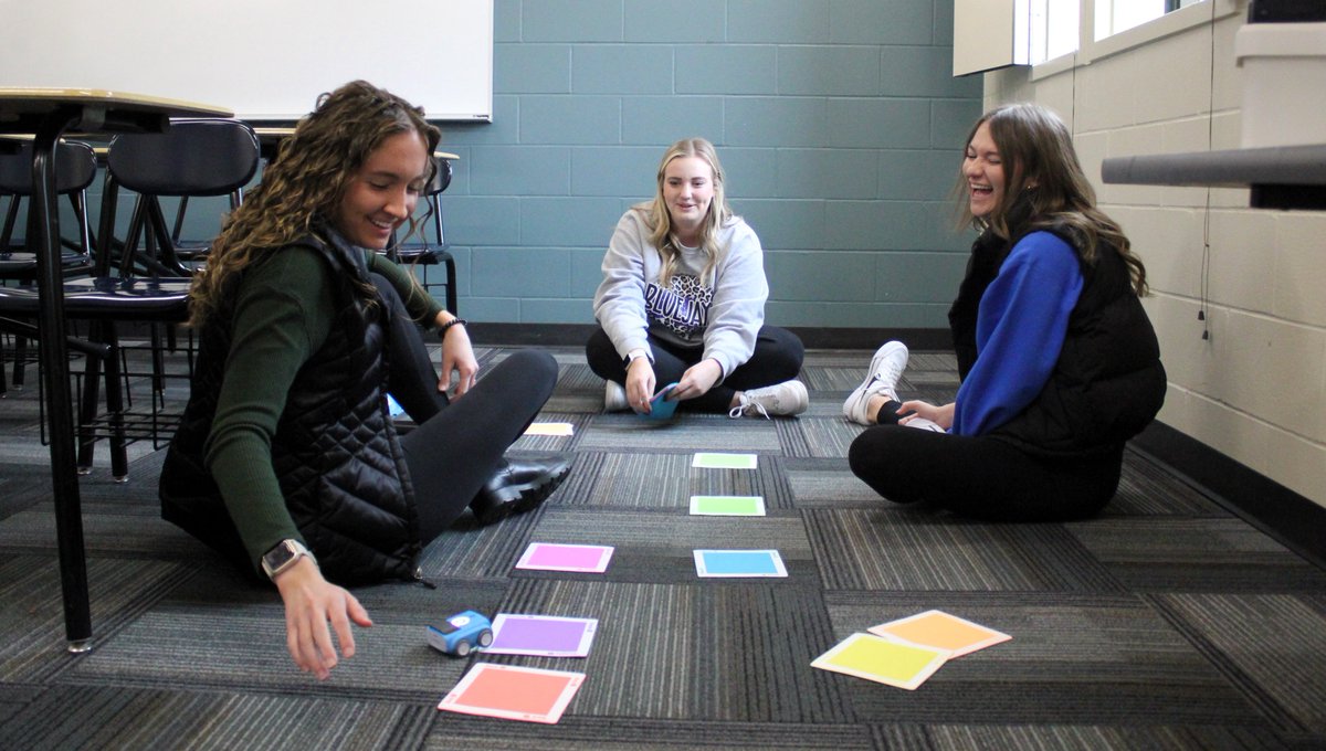 BF_District's tweet photo. What does a PD day look like for BF teachers? 🍎 

The schedule for today's "unconference" consisted of more than 40 sessions - allowing educators to build their own schedule and attend learning opportunities specific to their interests and needs. 💪

#WeAreBondurantFarrar 💙 https://t.co/wSQpEeHulG