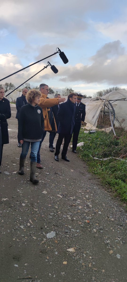 Prefet29's tweet image. Visite du Président Emmanuel MACRON à Plougastel-Daoulas, pour soutenir les finistériens touchés par la #TempeteCiaran
Il a rencontré et remercié les différents services engagés sur le terrain et a pu constater l'état de calamité d'une exploitation agricole, producteur de fraises
