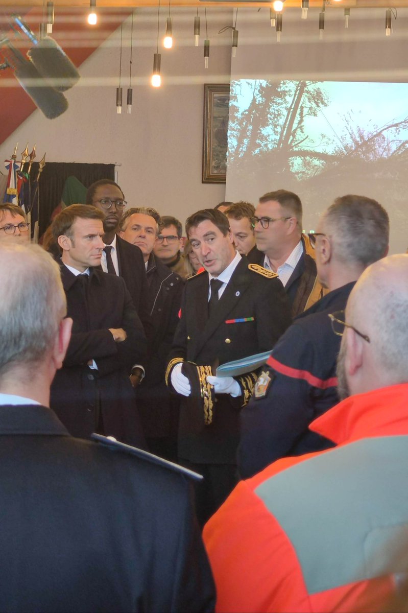 Prefet29's tweet image. Visite du Président Emmanuel MACRON à Plougastel-Daoulas, pour soutenir les finistériens touchés par la #TempeteCiaran
Il a rencontré et remercié les différents services engagés sur le terrain et a pu constater l'état de calamité d'une exploitation agricole, producteur de fraises