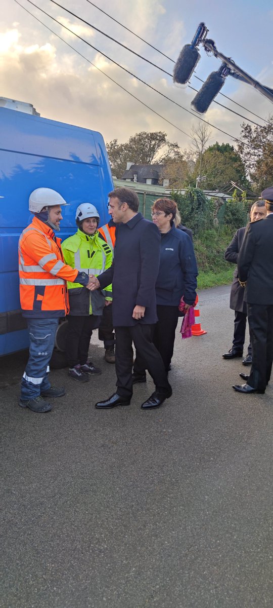 Prefet29's tweet image. Visite du Président Emmanuel MACRON à Plougastel-Daoulas, pour soutenir les finistériens touchés par la #TempeteCiaran
Il a rencontré et remercié les différents services engagés sur le terrain et a pu constater l'état de calamité d'une exploitation agricole, producteur de fraises