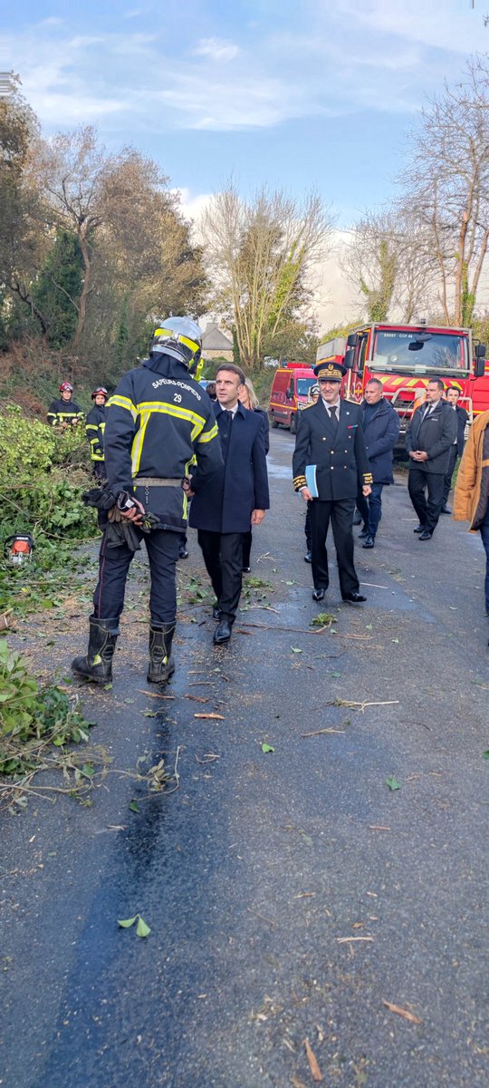 Prefet29's tweet image. Visite du Président Emmanuel MACRON à Plougastel-Daoulas, pour soutenir les finistériens touchés par la #TempeteCiaran
Il a rencontré et remercié les différents services engagés sur le terrain et a pu constater l'état de calamité d'une exploitation agricole, producteur de fraises