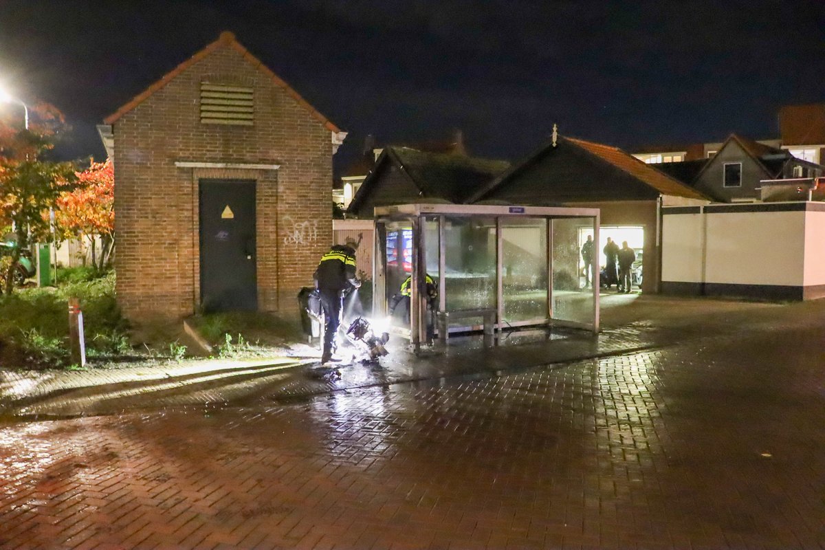 JeltePoppe's tweet photo. #OostSouburg #Karolingenbaan: Scooter uitgebrand. Zowel Scooter als bushokje liepen grote schade op. Door snel optreden van de brandweer sloeg de brand niet over op een stroomregelhuis. De politie heeft een kort onderzoek gedaan, omdat de brand mogelijk is aangestoken. https://t.co/7omYnyvmnt