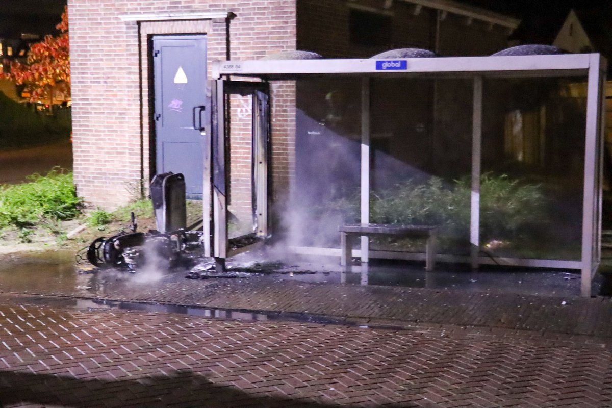JeltePoppe's tweet photo. #OostSouburg #Karolingenbaan: Scooter uitgebrand. Zowel Scooter als bushokje liepen grote schade op. Door snel optreden van de brandweer sloeg de brand niet over op een stroomregelhuis. De politie heeft een kort onderzoek gedaan, omdat de brand mogelijk is aangestoken. https://t.co/7omYnyvmnt