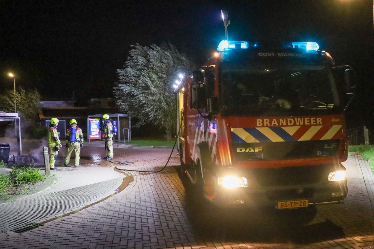 JeltePoppe's tweet photo. #OostSouburg #Karolingenbaan: Scooter uitgebrand. Zowel Scooter als bushokje liepen grote schade op. Door snel optreden van de brandweer sloeg de brand niet over op een stroomregelhuis. De politie heeft een kort onderzoek gedaan, omdat de brand mogelijk is aangestoken. https://t.co/7omYnyvmnt