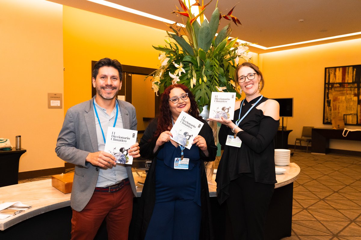 pnud's tweet photo. En la #SemanaDelClimaALC en Panamá repartimos copias de El Diccionario Climático 📚, ¿lo conoces?

Es una guía práctica para entender los términos relacionados con el #CambioClimático.

@franciscoactiv2 ya tiene uno, ¿y tú? Descárgalo ahora: https://t.co/V2Eh3CVbdM 

📸 @CMNUCC https://t.co/TzkbZ8SaYr