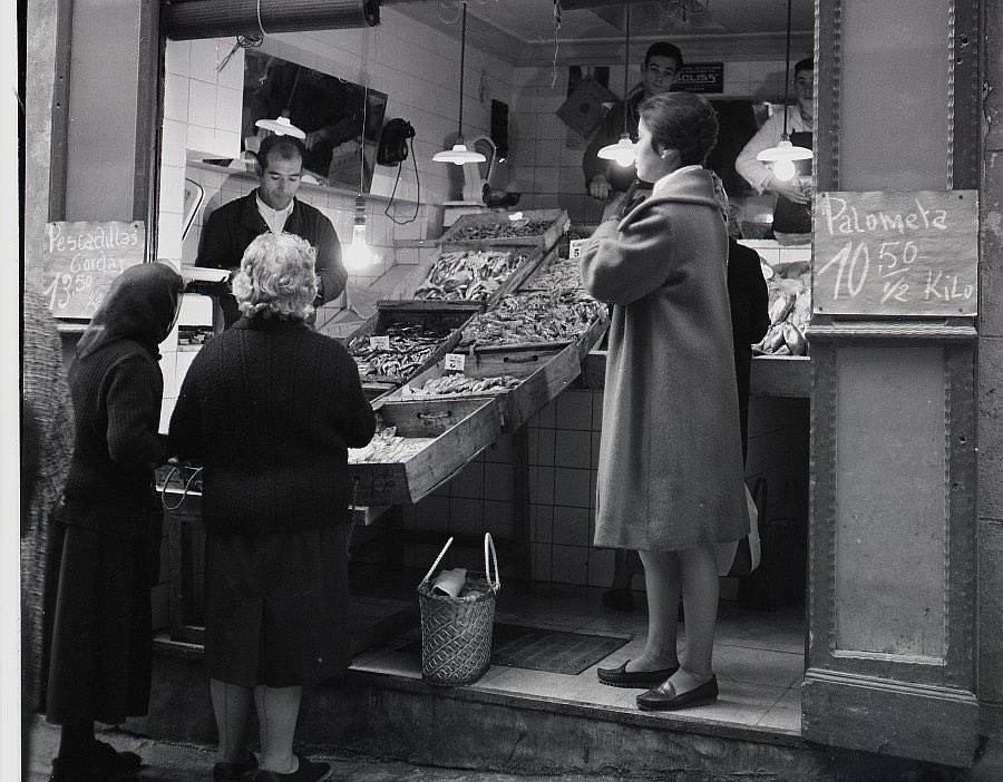 Ver esta imagen y recordar de inmediato el olor de la calle denominada de las pescaderías (oficialmente Tornerías) es todo uno. Maravillosa fotografía tomada en 1962 por Åke Åstrand. Archivo municipal de Toledo.