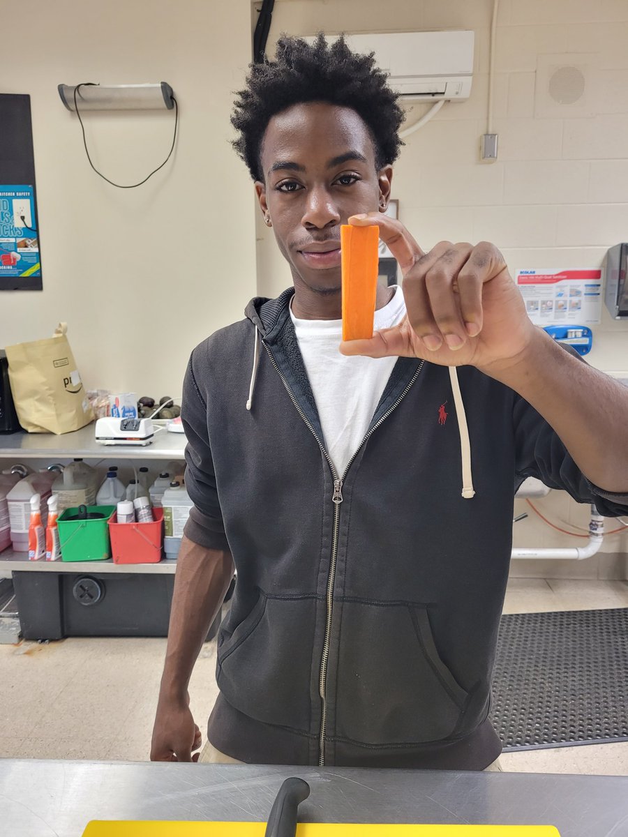 @ChefJaysonFeliz from @ChartwellsK12 thank you for doing a knife skills demo for culinary students  <a href="/OHS_Tornadoes/">Orange High School Tornadoes</a> Students enjoyed the experience.