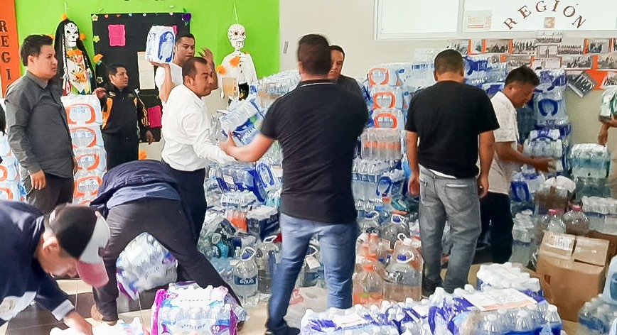 SnteNacional's tweet photo. #SNTEsolidario 

Continúa el apoyo del #SNTE a damnificados tras el paso del #HuracánOtis. Gracias a la solidaridad de los trabajadores de la educación el #Sindicato, que dirige el Maestro Alfonso Cepeda Salas, ha enviado 100 toneladas de ayuda, así como 5 mil 500 despensas recibidas en 82 centros de recolección. 

En la sede de la @Sección14SNTE, en Chilpancingo, Guerrero, se encuentra el macrocentro de acopio, de donde los agremiados trasladan alimentos y enseres donados al puerto de Acapulco y alrededores.

#JuntosPorGuerrero
#JuntosPorAcapulco