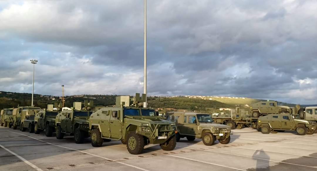 FUTER_ET's tweet photo. La #BRILAT participa en el ejercicio #StrongCohesion. El #EjércitodeTierra contribuye a la Disuasión y Defensa de la zona Euroatlántica de la #NATO. Primer reto, la proyección de vehículos al puerto de Koper en Eslovenia. Siguiente parada, Eslovaquia.
#SomostuEjército
#WeAreNATO https://t.co/4OHzTnDthY