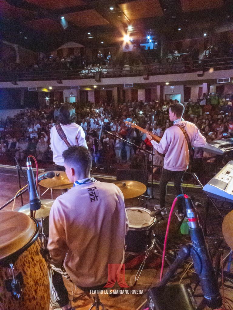 TeatroLMRSucre's tweet photo. 🎶 #Ahora || Tender Boys nos llenó de alegría y esperanza con sus canciones en la juramentación del comando de campaña por el referéndum del Esequibo. ¡Viva el estado Sucre y su cultura! #EsequiboEsNuestro #ReferendumEsequibo #SucreEsCultura 🎶 https://t.co/XX2ksRCVTl