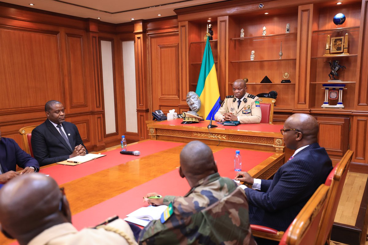 Le Président <a href="/oliguinguema/">Brice Clotaire Oligui Nguema</a>  a reçu en audience ce vendredi 03 novembre 2023, le  ministre de l’habitat, de l’urbanisme et du cadastre, M. Ludovic Megne, accompagné du Directeur Général de la SNI, M. Hermann Kamonomono.

Après avoir écouté la situation de cette structure, bras