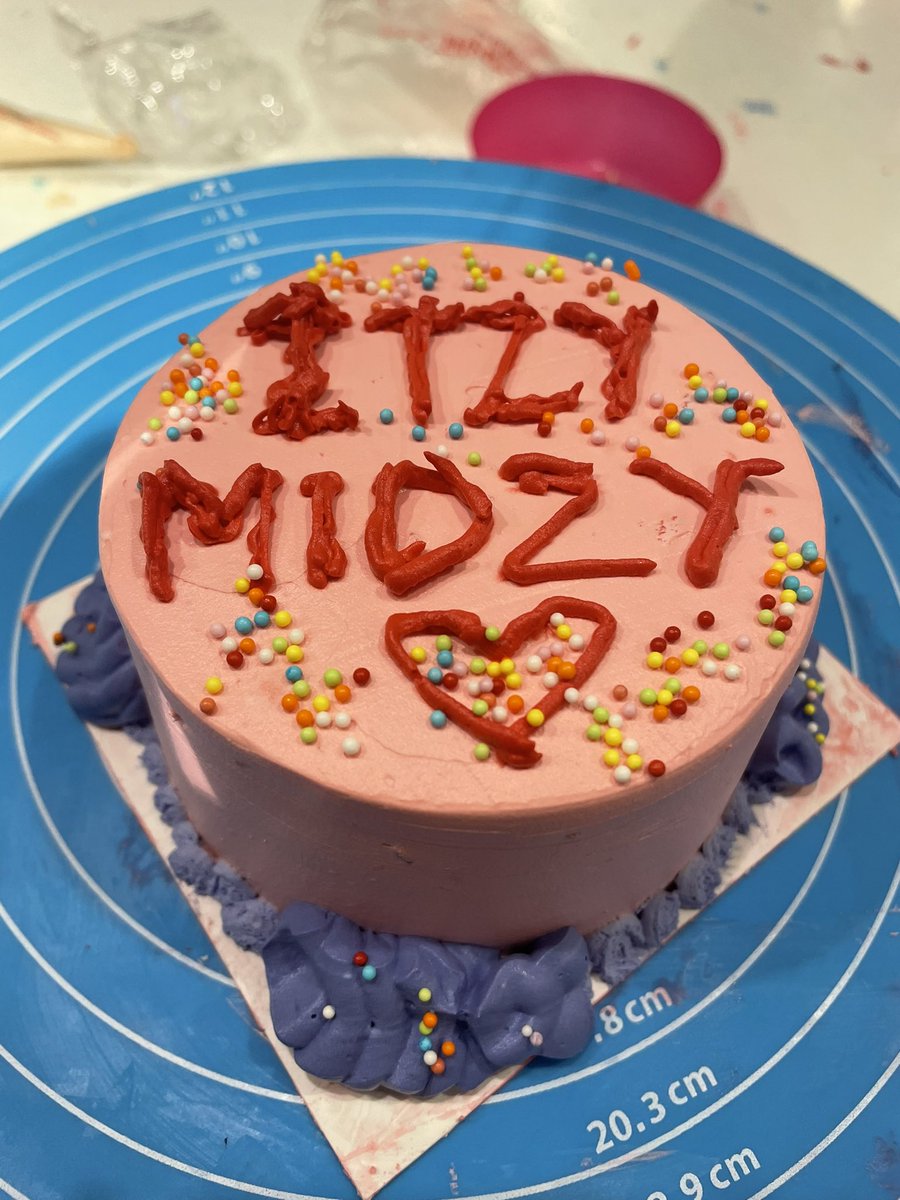 RyuDin_'s tweet photo. Cake.. Cake..Cake..Cake..Cake 🍰
Always ITZY @ITZYofficial 🫶
#diycake https://t.co/ptEYSxWTJJ